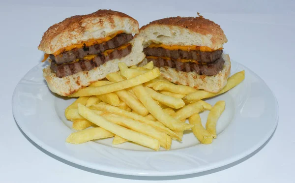 Gros Plan Cheeseburger Coupé Deux Frites Servies Sur Assiette Blanche — Photo