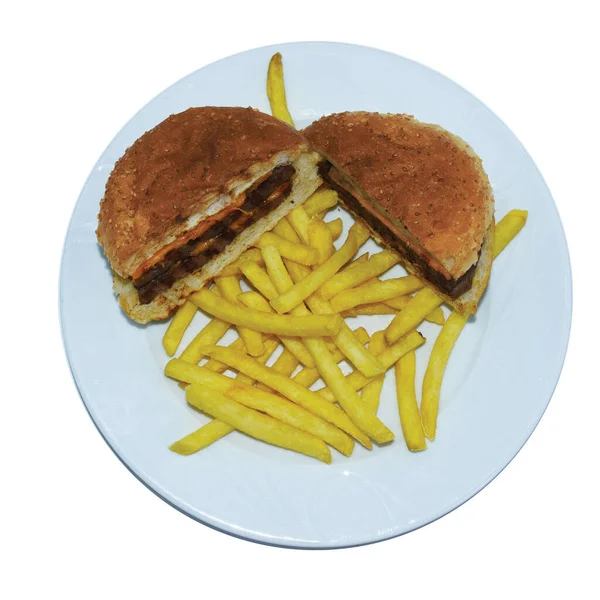 顶部的芝士汉堡切成两半 炸薯条放在盘子里 — 图库照片