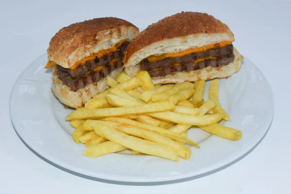 Horní Pohled Cheeseburger Rozříznutý Vejpůl Hranolky Podávané Bílém Talíři — Stock fotografie