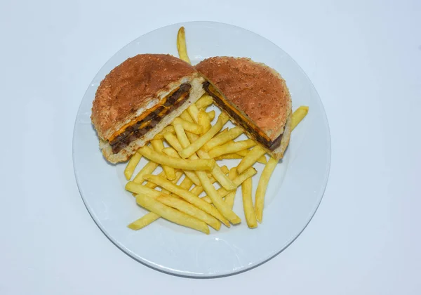 Vue Dessus Cheeseburger Coupé Deux Des Frites Servies Sur Assiette — Photo