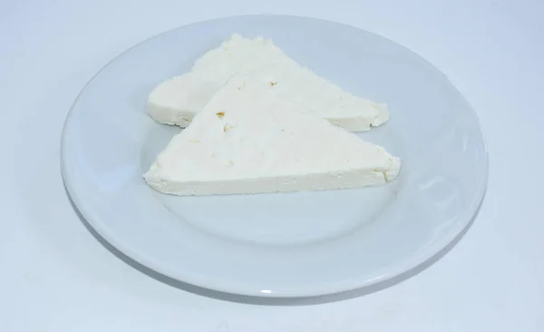 Beyaz Tabakta Dilimlenmiş Peynir Izole Edilmiş — Stok fotoğraf