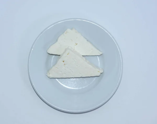 Queijo Feta Fatiado Prato Branco Isolado — Fotografia de Stock
