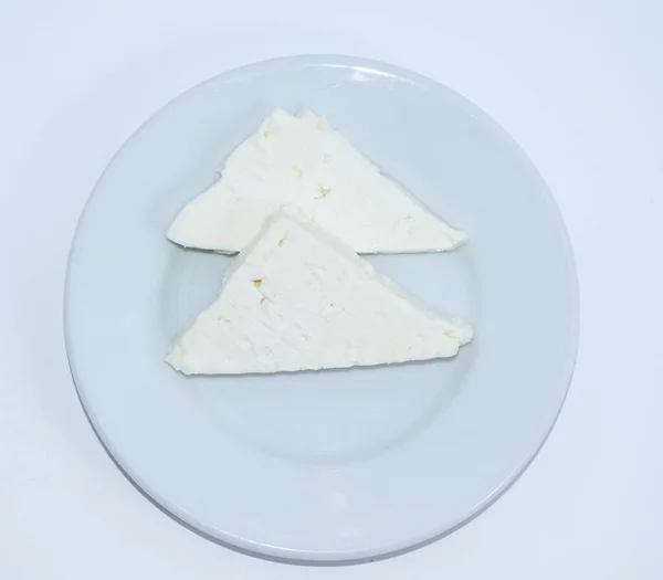 Zole Edilmiş Beyaz Tabakta Dilimlenmiş Peynir — Stok fotoğraf