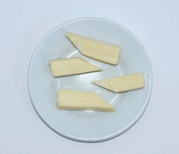 Fromage Kashkaval Coupé Gros Morceaux Dans Une Assiette Blanche — Photo