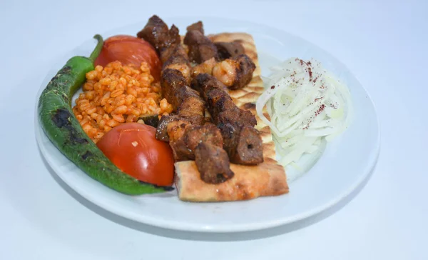 Shish Kebab Met Turkse Bulgur Pilaf Geroosterde Tomaten Geroosterde Paprika — Stockfoto