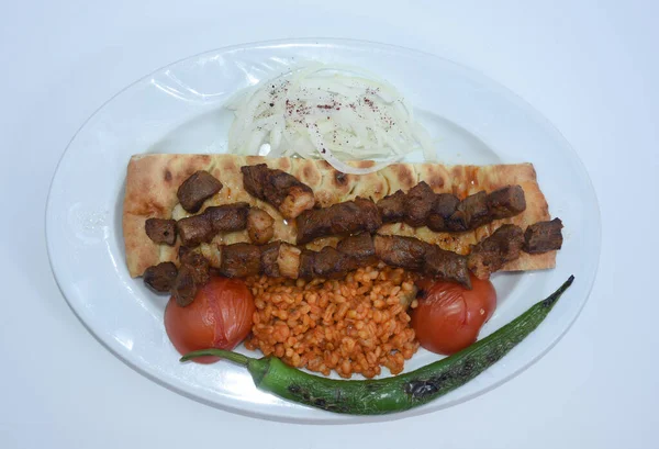 Shish Kebab Met Turkse Bulgur Pilaf Geroosterde Tomaten Geroosterde Paprika — Stockfoto
