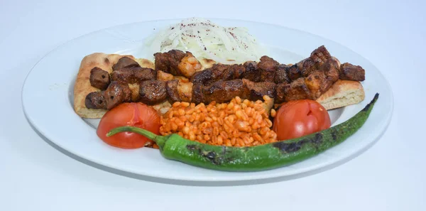 Shish Kebab Mit Türkischem Bulgur Pilaf Gerösteten Tomaten Gerösteten Paprika — Stockfoto