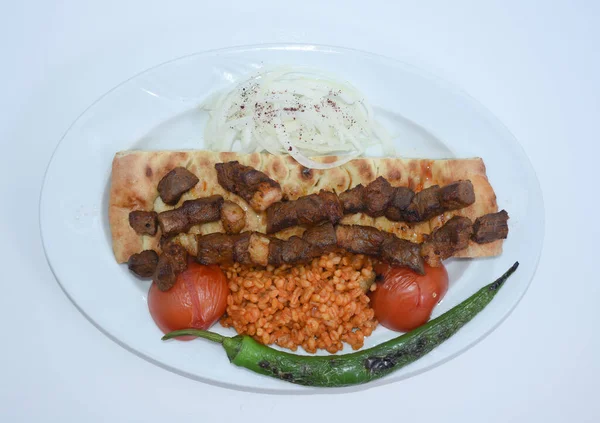 Bovenaanzicht Van Shish Kebab Met Turkse Bulgur Pilaf Geroosterde Tomaten — Stockfoto