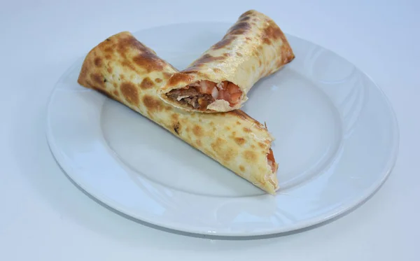 Adana Kebabı Burrito Kebabı Beyaz Tabakta Servis Edilen Türk Kebabı — Stok fotoğraf