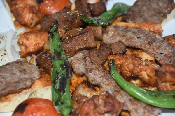 Close Van Barbecue Bord Bestaande Uit Kebab Vlees Kip Biefstuk — Stockfoto