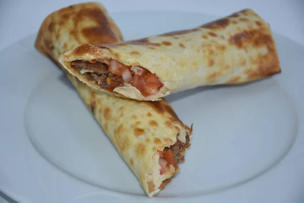 Wrap Adana Turkiska Kebab Serveras Vit Tallrik Närbild Och Isolerad — Stockfoto