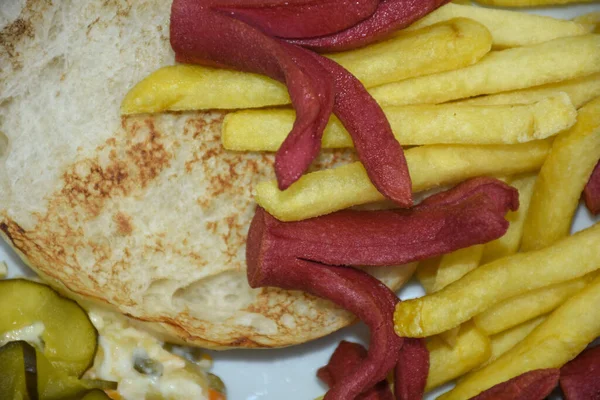 Gros Plan Saucisses Frites Pain Sandwich Salade Russe Concombres Marinés — Photo