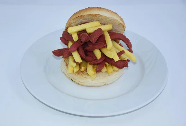 一个有香肠和薯片在白盘上的大三明治 — 图库照片