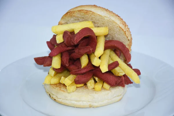 用香肠和薯片把三明治包好 — 图库照片