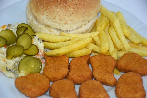 Bovenaanzicht Van Nugget Bord Met Frietjes Sla Tomaat Gepekelde Komkommer — Stockfoto