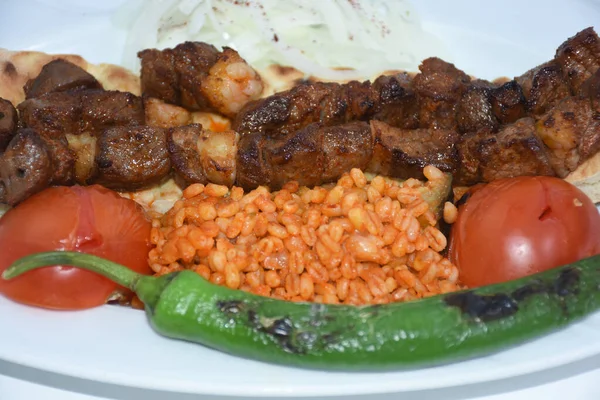 Shish Kebab Turkish Bulgur Pilaf Roasted Tomatoes Roasted Peppers Onions — Stock Photo, Image