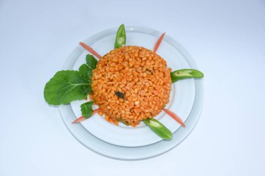 Tabakta servis edilen patlıcan, domates ve soğanlı Bulgur pilavının genel görünümü