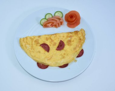  Sosisli, salatalık ve domatesli mantarlı omlet.