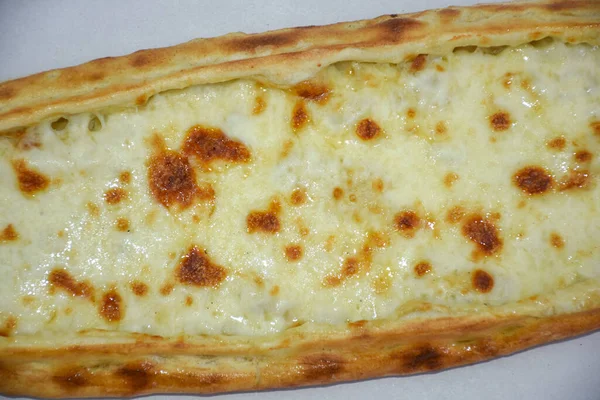 Traditionele Turkse Pita Met Cheddar Kaas Een Witte Achtergrond Sluiten — Stockfoto