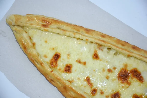 Traditionelle Türkische Pita Mit Cheddar Käse Auf Weißem Hintergrund Nahaufnahme — Stockfoto