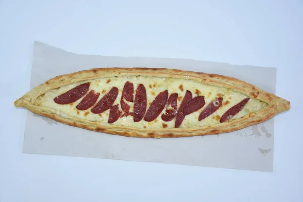 白を基調としたソーセージとチーズのトルコのピザの独立したビュー — ストック写真