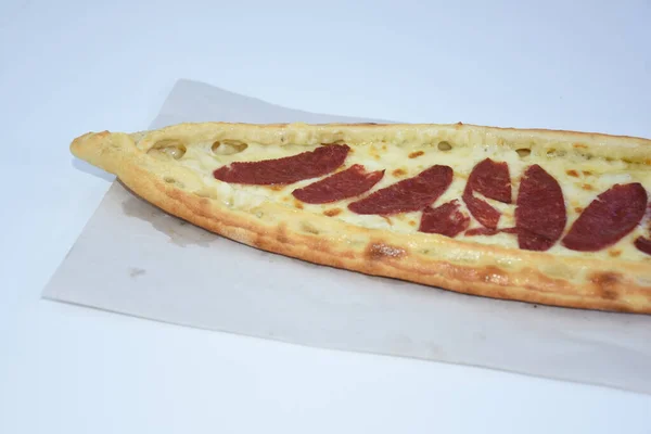 Vedere Sus Pizza Turcească Izolată Cârnați Brânză Fundal Alb — Fotografie, imagine de stoc
