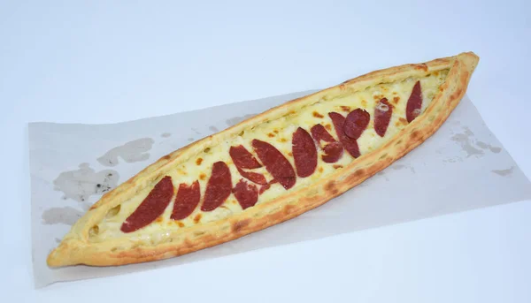 Pizza Turcească Izolată Cârnați Brânză Fundal Alb — Fotografie, imagine de stoc