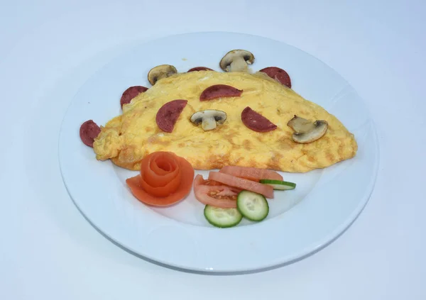 Tortilla Champiñones Con Salchicha Servida Con Pepino Tomate Cerca — Foto de Stock