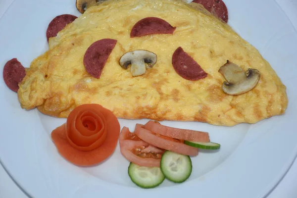 Omelete Cogumelos Com Salsicha Servida Com Pepino Tomate — Fotografia de Stock