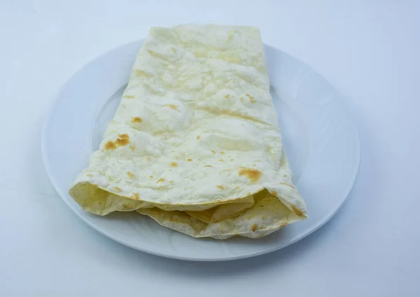 Geleneksel Türk Ermeni Azeri Lavaş Ekmeği Beyaz Porselen Tabakta Izole — Stok fotoğraf