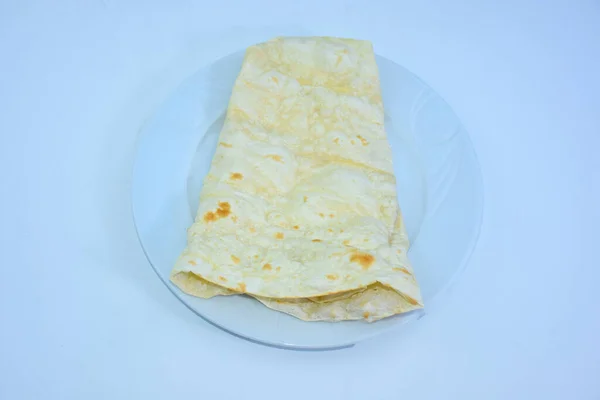 传统的土耳其土豆条 羊毛脂面包 用木头烤制而成 用白色瓷盘隔开 — 图库照片