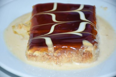 Karamelli tatlı tabakta servis edilir.
