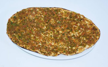 Lahmacun. Türk pizzası. Yuvarlak, ince bir hamur parçası kıyma (en yaygın sığır eti veya kuzu eti) ve doğranmış sebzeler ve soğan, domates ve maydanoz dahil olmak üzere otlar, daha sonra fırında.