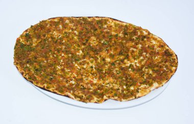 Lahmacun. Türk pizzası. Yuvarlak, ince bir hamur parçası kıyma (en yaygın sığır eti veya kuzu eti) ve doğranmış sebzeler ve soğan, domates ve maydanoz dahil olmak üzere otlar, daha sonra fırında.