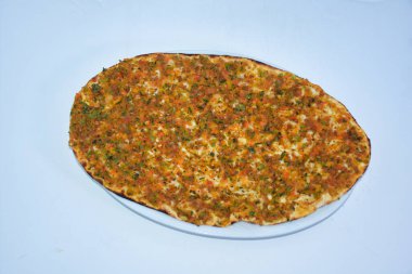 Lahmacun. Türk pizzası. Yuvarlak, ince bir hamur parçası kıyma (en yaygın sığır eti veya kuzu eti) ve doğranmış sebzeler ve soğan, domates ve maydanoz dahil olmak üzere otlar, daha sonra fırında.