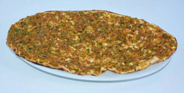 Lahmacun Türk Pizzası Yuvarlak Ince Bir Hamur Parçası Kıyma Yaygın — Stok fotoğraf