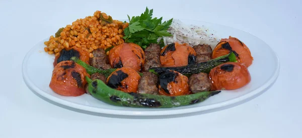 Tomate Kebab Servido Com Pilaf Bulgur Pimentas Assadas Berinjela Salsa — Fotografia de Stock