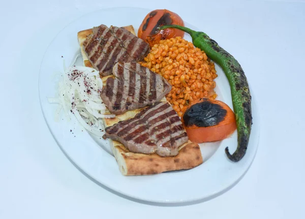 Horní Pohled Grilovaný Steak Pečenou Paprikou Bulgur Pilaf Rajčaty Pečená — Stock fotografie