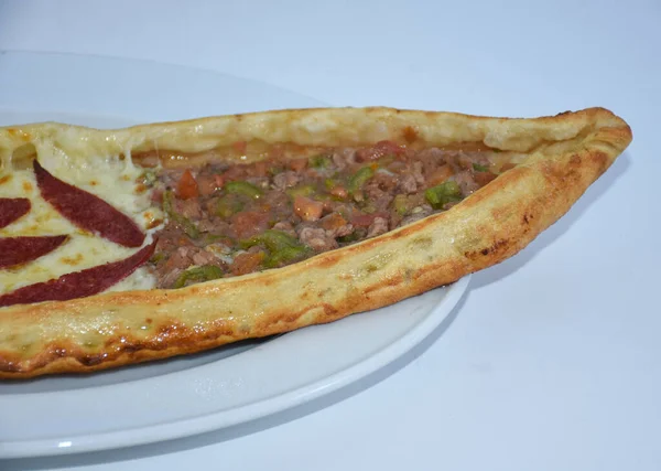 Close Van Turkse Pizza Met Gehakt Vlees Spek Cheddar Pastrami — Stockfoto