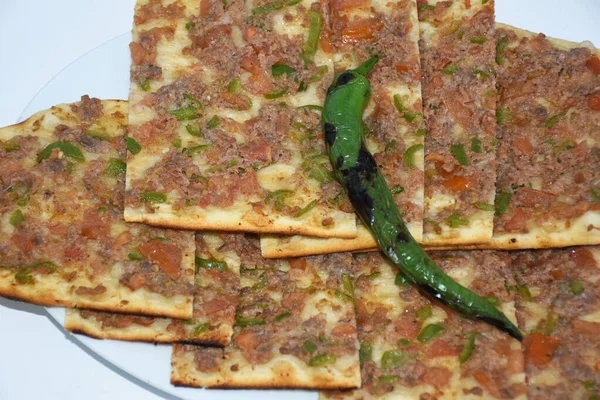 Ein Fladenbrot Mit Hackfleisch Auf Teller Serviert Isoliert Makro — Stockfoto