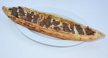 Tavuklu, etli, kebablı ve Türk pizzalı bir pizzayı yakın.