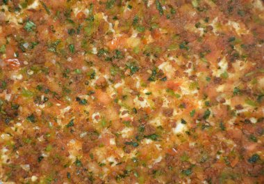 Lahmacun 'a yakın, tabakta servis edilen kıymalı Türk pizzası.