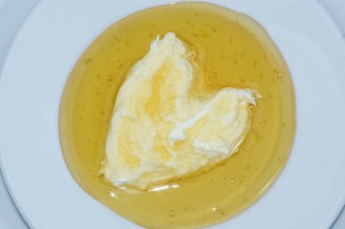 Restoranda Türk Kahvaltısı Bal Kaymak / Bal ve Tereyağı Kreması beyaz tabakta servis ediliyor