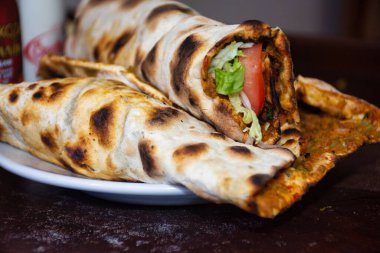 Marul ve domatesli Türk lahanası, bir tabağa sarılmış gibi.