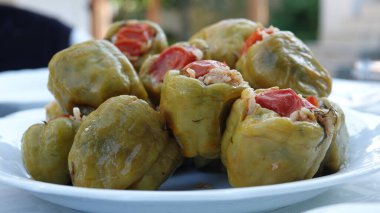 Tabakta doldurulmuş biber ve Ege tabağı var. Geleneksel Akdeniz, Ege mutfağı