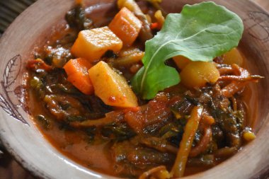 Ege bitkilerinden yapılmış patatesli sebze tabağını kapat. Geleneksel Ege mutfağı