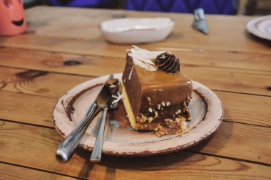 Tahta bir masada seramik tabakta çikolatalı pasta.