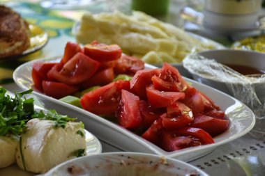 Geleneksel Türk kahvaltısı. Masada bir sürü kahvaltı ürünü var.. 