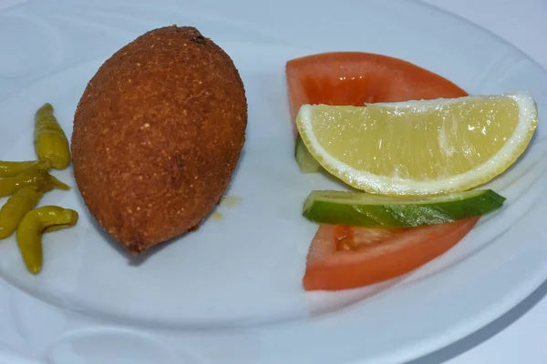 土耳其食物叫 Icli Kofte 土耳其菜 肉丸子里塞满了泡菜 土耳其肉丸子 冰糖块 柠檬片 西红柿和黄瓜 — 图库照片