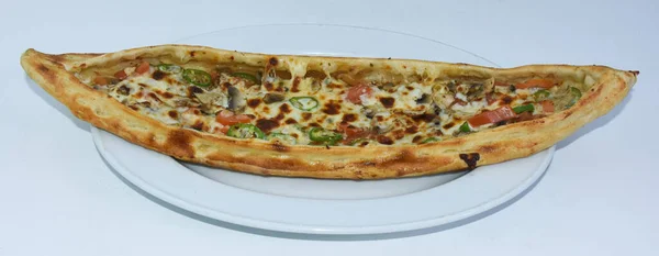 Sluiten Van Turkse Pizza Met Champignons Peper Tomaat Cheddar Kaas — Stockfoto